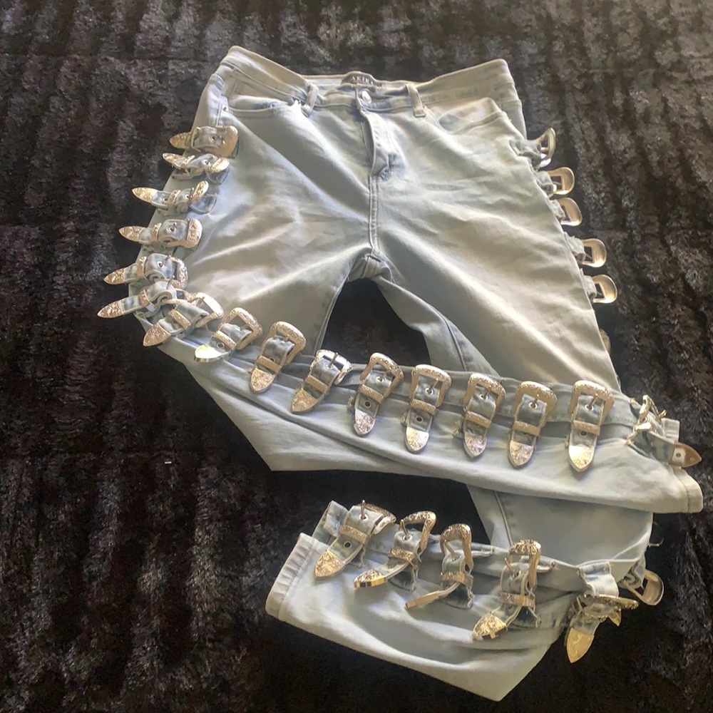 AKIRA SILVER BUCKLE STATEMENT JEANS